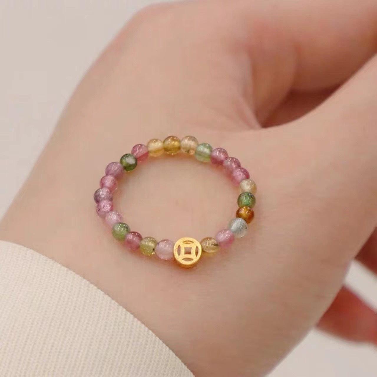 Conexión y color: Anillo energético de turmalina multicolor tejido a mano