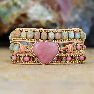 Pulsera de tres capas con cuarzo rosa y colgante de corazón, amor propio y dulzura emocional