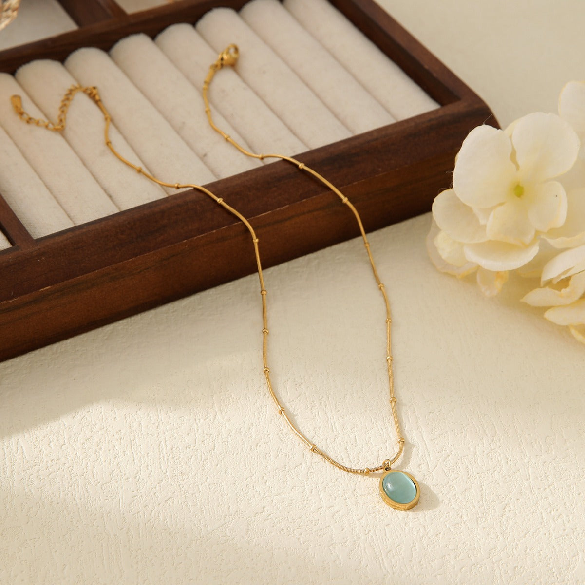 Collar de luz y armonía: Equilibrio espiritual en oro y minerales