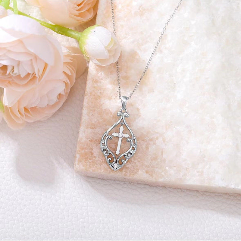 Collar cruz vintage en plata 925, símbolo eterno de protección y estilo