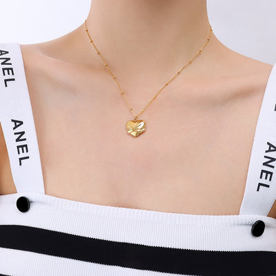 Collar de Titanio con Colgante Amor: Protección y Conexión Emocional