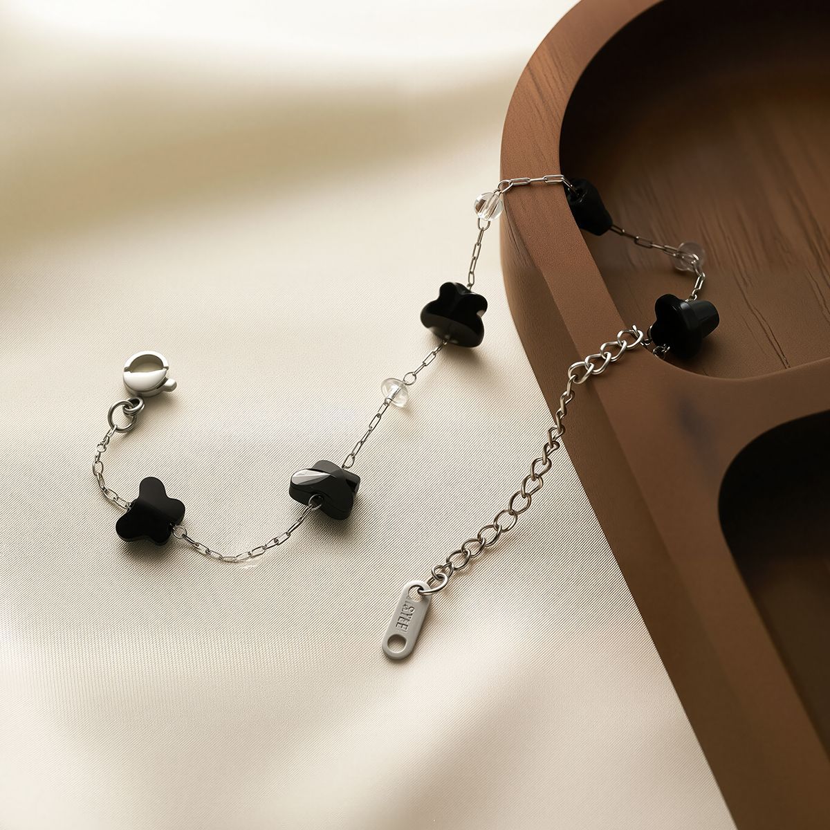 Renueva tu energía con la protección de la obsidiana y el lujo del titanio