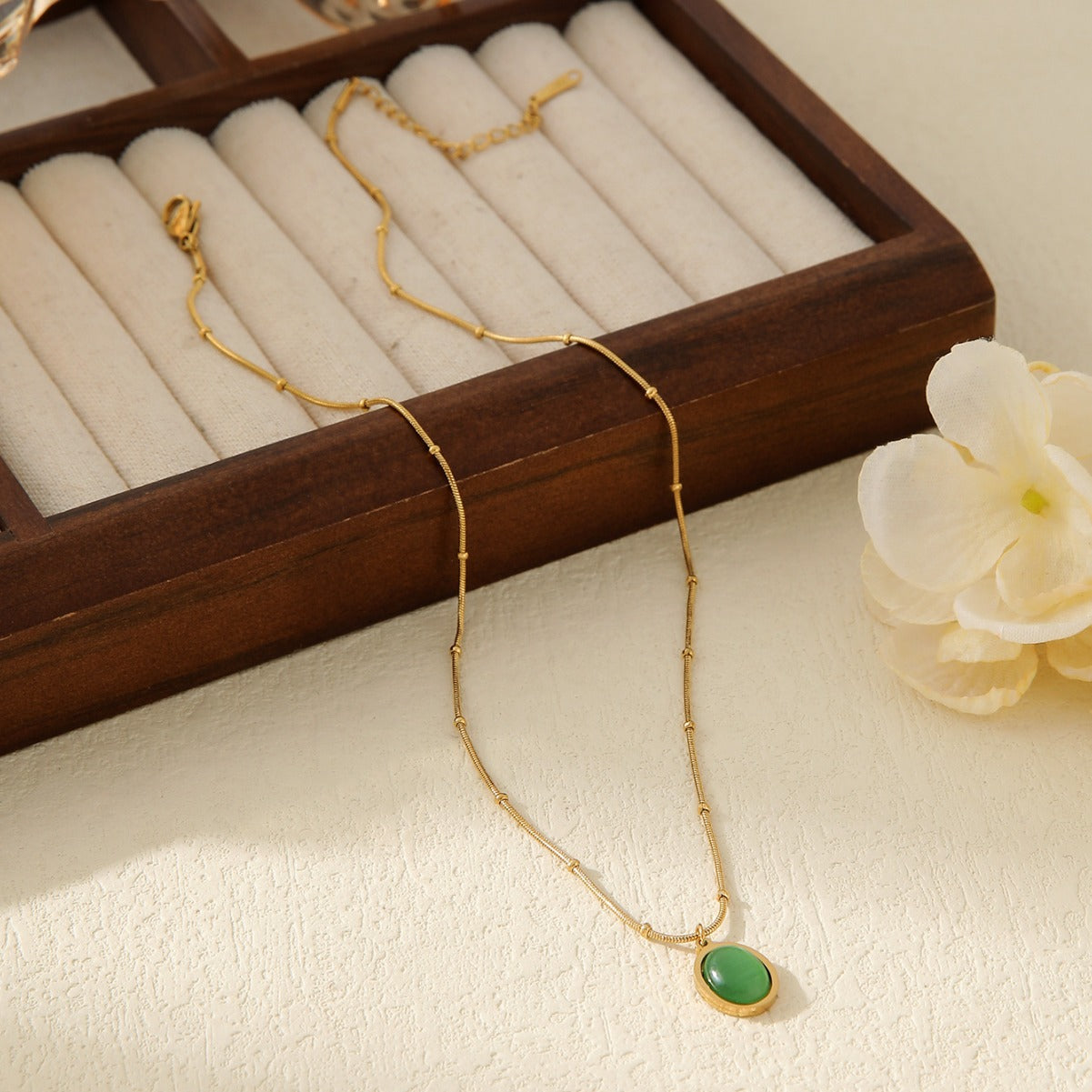 Collar de luz y armonía: Equilibrio espiritual en oro y minerales