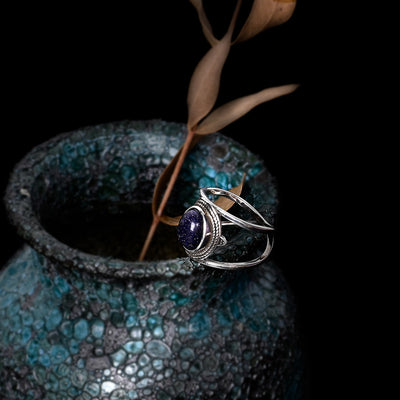 Anillo de arenisca azul ovalada chapado en cobre, concentración brillante y estilo cósmico