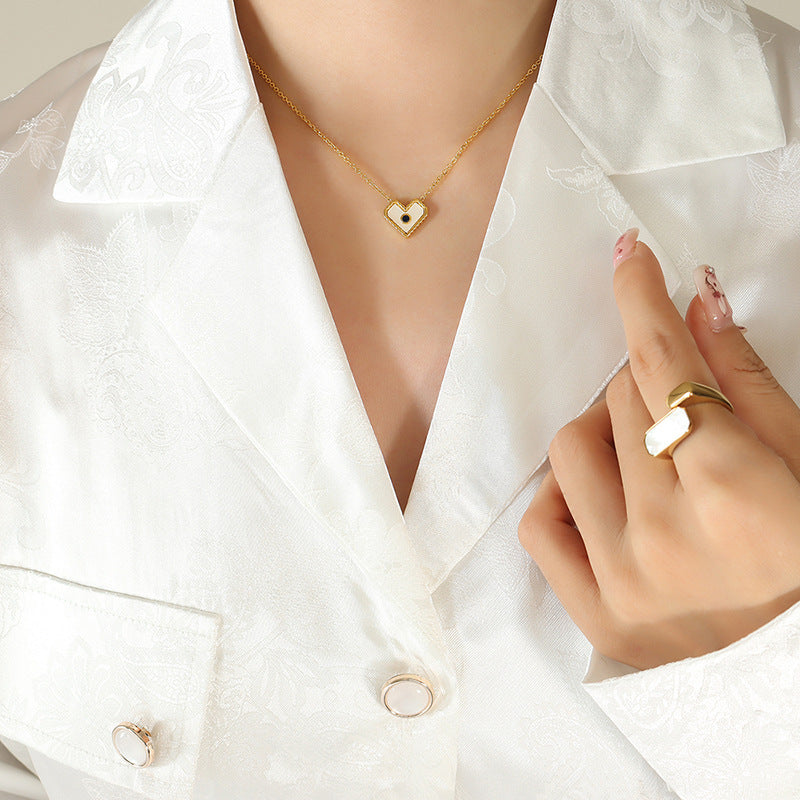 Collar de concha y titanio: Protección y energía para tu corazón