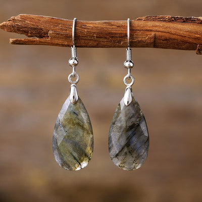 Pendientes de piedra natural: energía, equilibrio y elegancia en cada gota