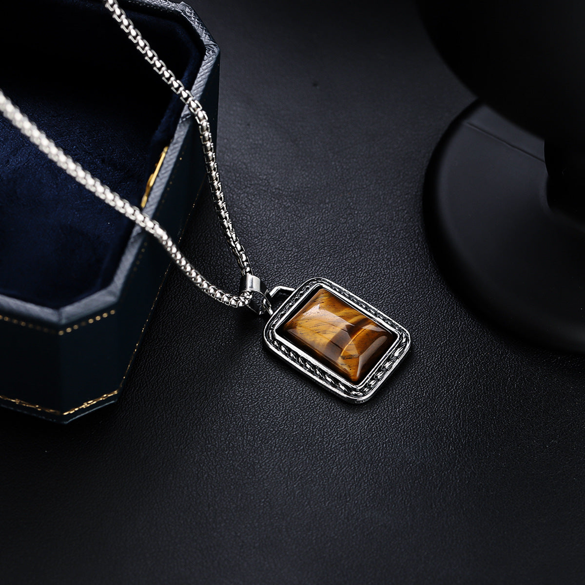 Collar de Ámbar y Acero de Titanio: Fuerza, Estilo y Distinción Masculina