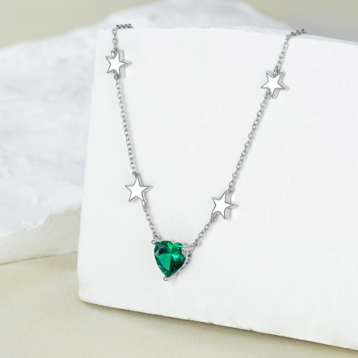 Collar corazón verde en plata 925 con Esmeralda