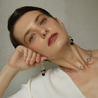 Energía protectora y estilo: Pendientes de obsidiana negra para mujer