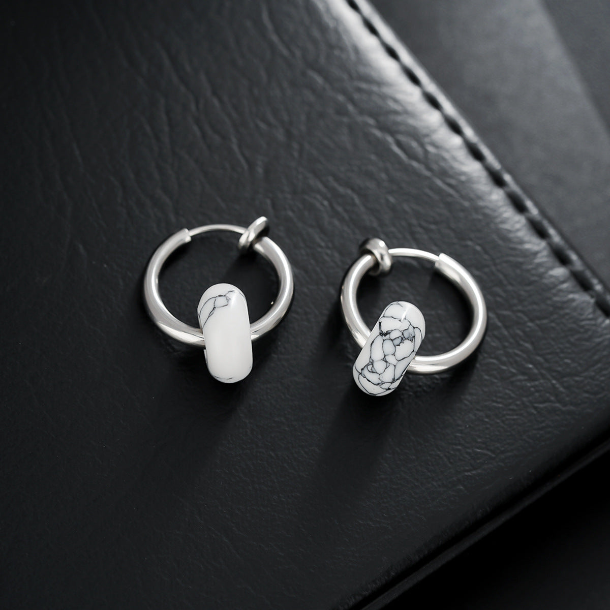 Pendientes de clip de piedra natural: Versatilidad, energía y moda sin límites