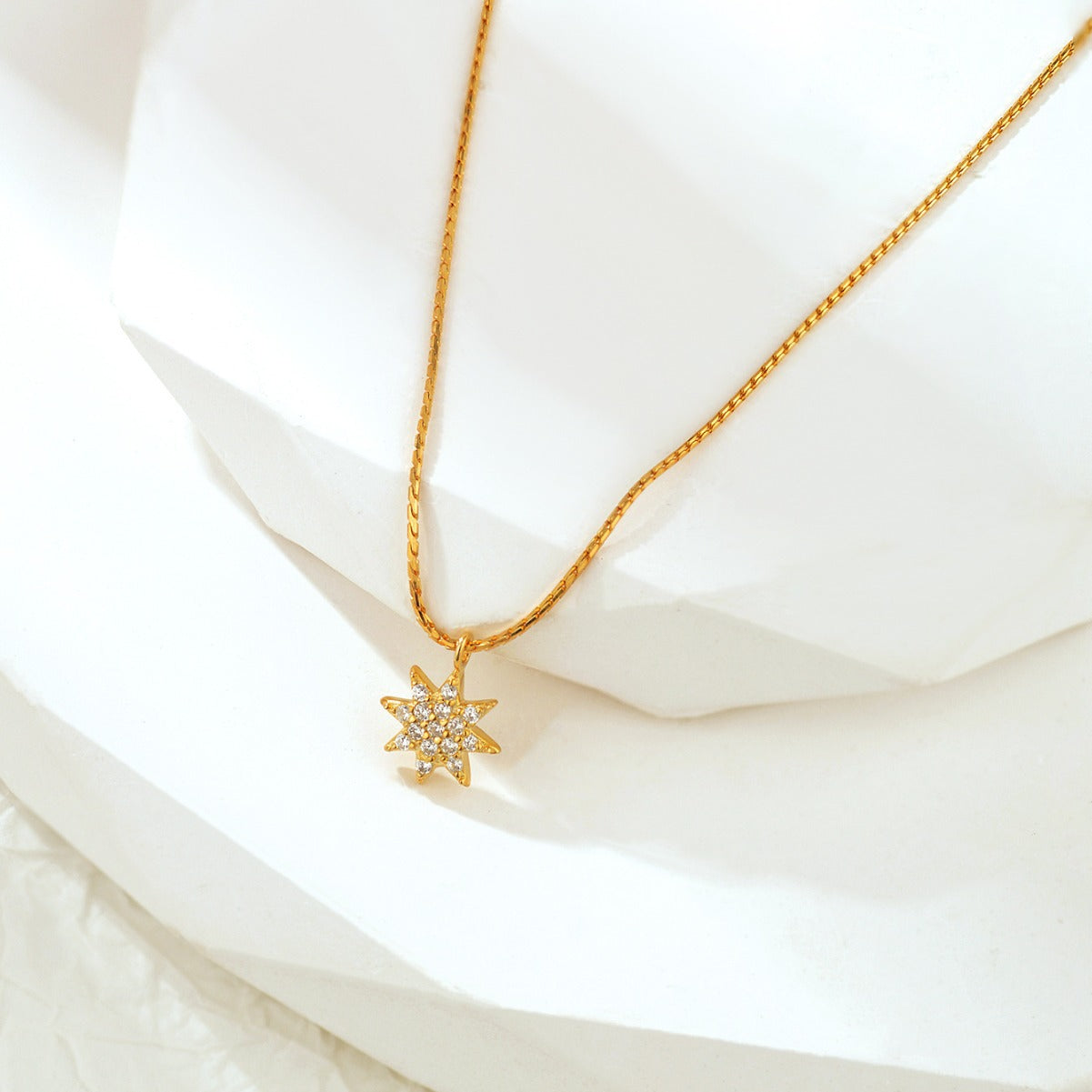 Collar estilo esterilla en plata 925 con baño de oro de 14k, textura moderna y elegancia atemporal