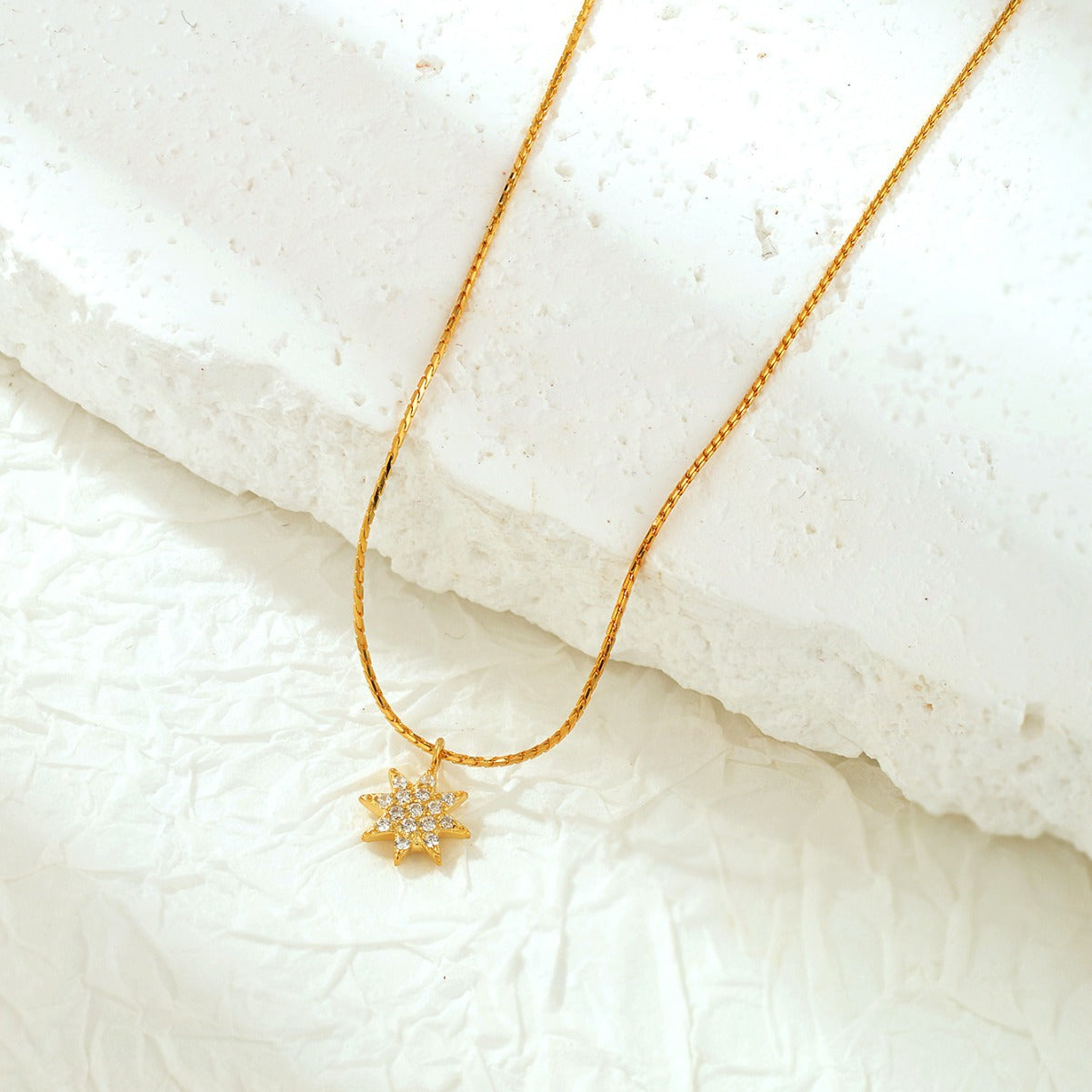 Collar estilo esterilla en plata 925 con baño de oro de 14k, textura moderna y elegancia atemporal