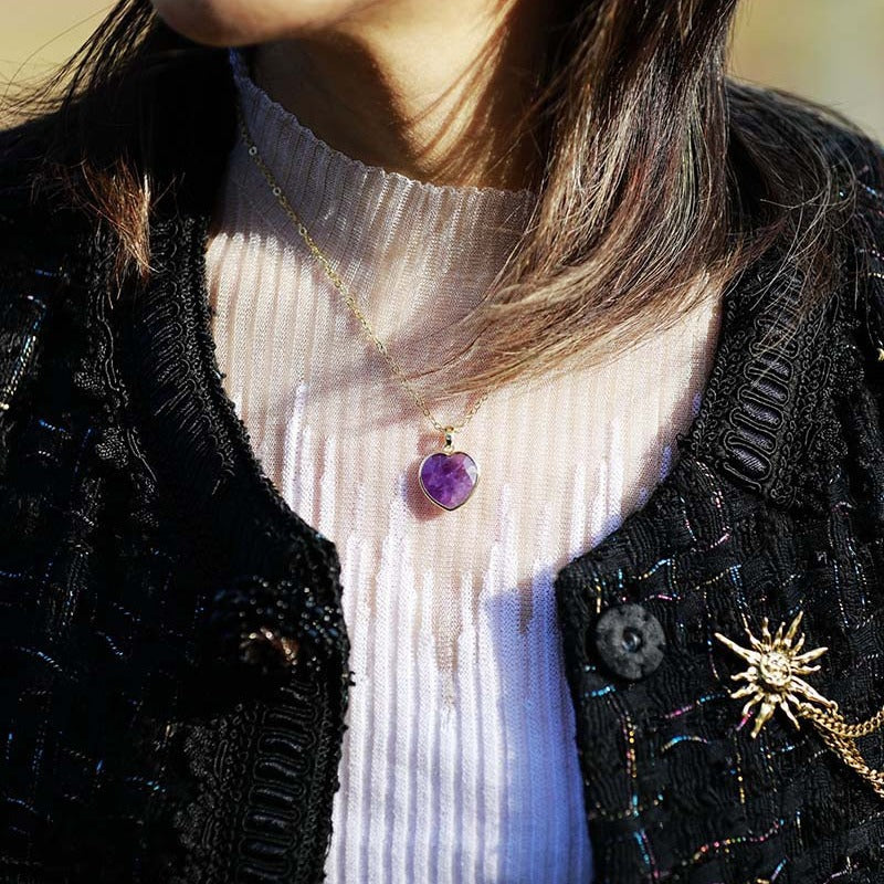 Collar de Corazón de Amatista: Belleza y Energía Protectora en Oro