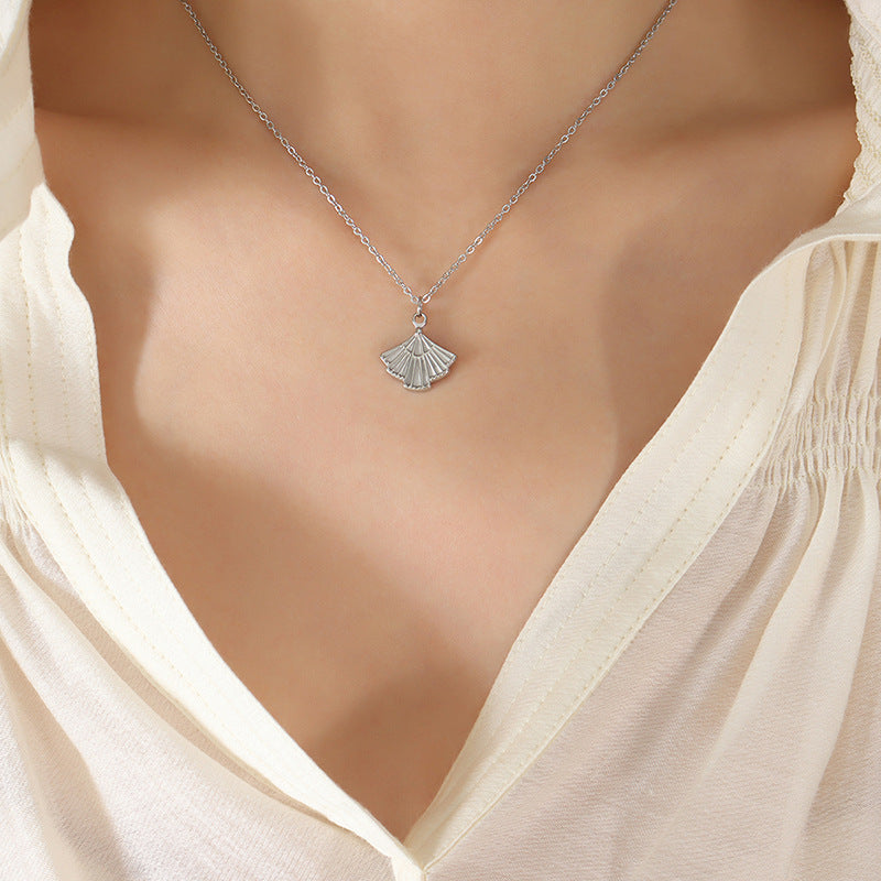 Collar de acero de titanio: Energía protectora y elegancia francesa