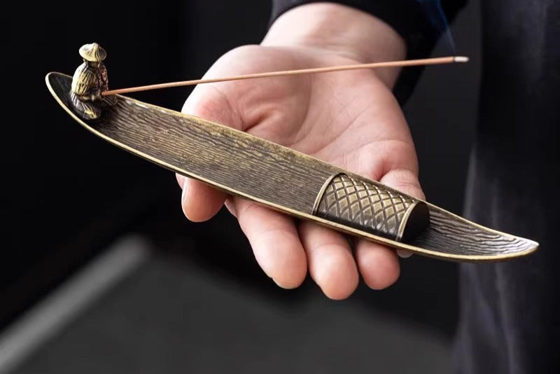 Quemador de Incienso con Bandeja y Pescador – Sabiduría, Calma y Fluir Interior