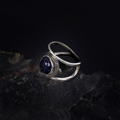 Anillo de arenisca azul ovalada chapado en cobre, concentración brillante y estilo cósmico