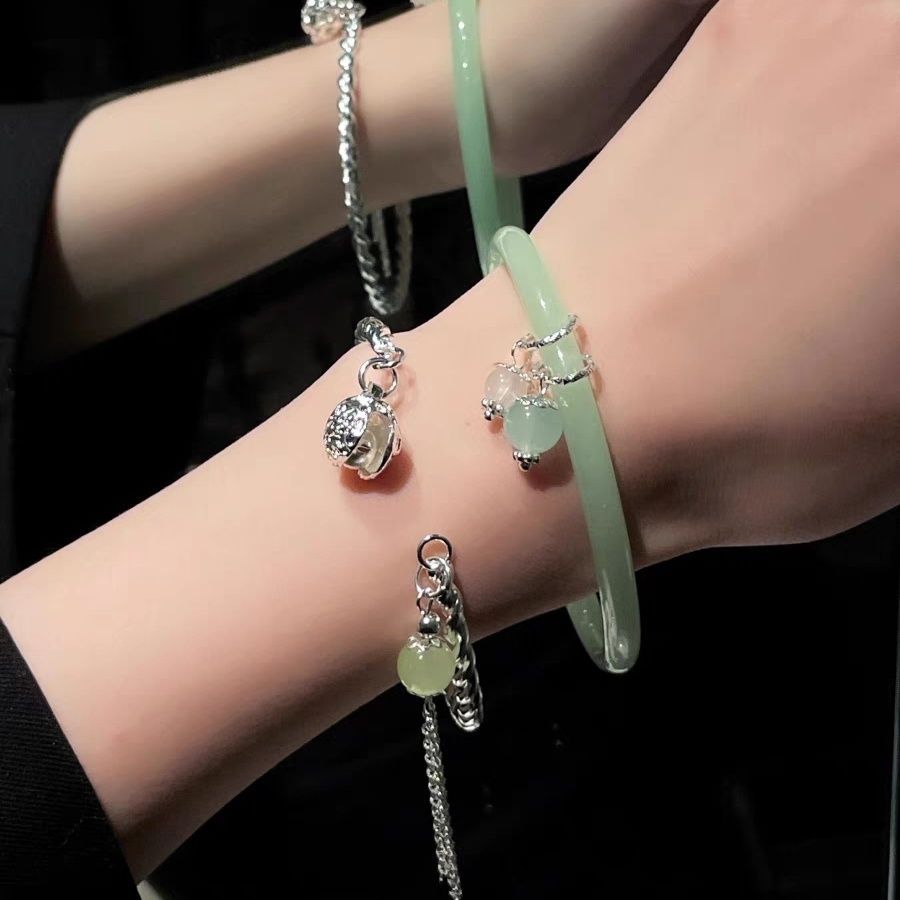 Pulsera Retro de Cuarzo Verde: Armonía y Elegancia con Borlas Artesanales