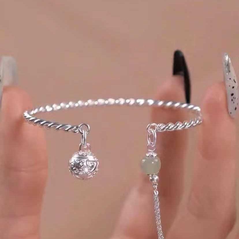 Pulsera Retro de Cuarzo Verde: Armonía y Elegancia con Borlas Artesanales