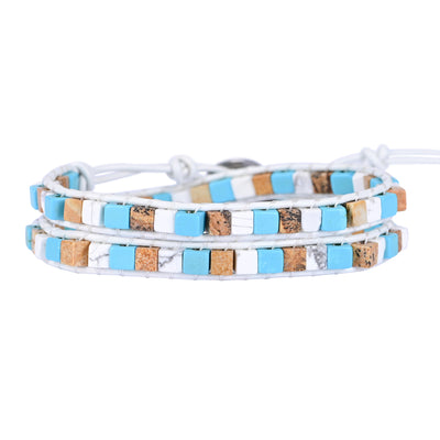 Pulsera de dos capas con ágata azul y blanca sobre cuero blanco, equilibrio emocional y serenidad consciente