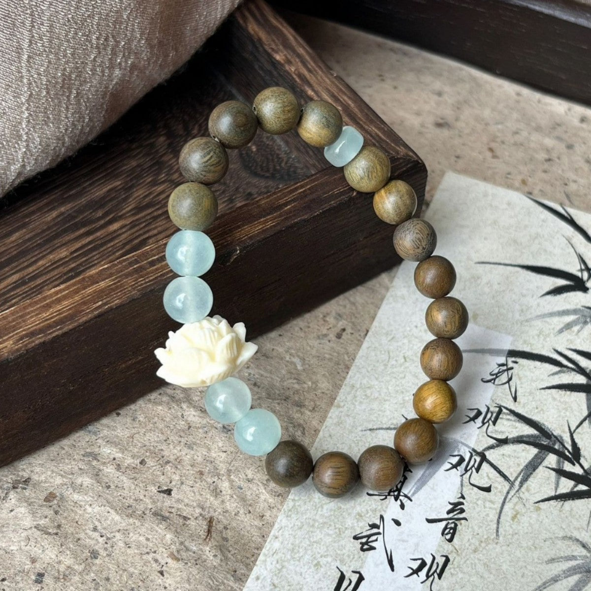 Pulsera de loto de sándalo verde y cuarzo azul: paz y energía espiritual