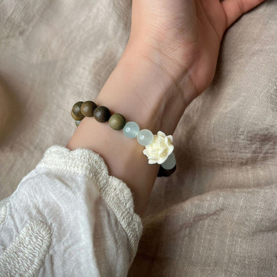 Pulsera de loto de sándalo verde y cuarzo azul: paz y energía espiritual