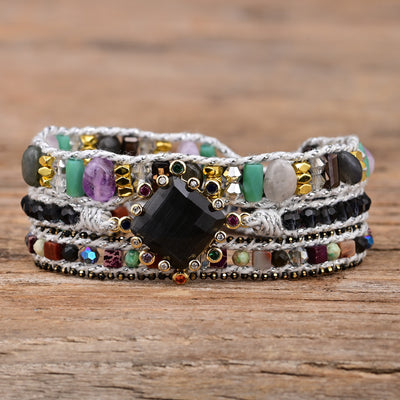 Pulsera bohemia de tres capas con ónix negro y cristal, protección y fuerza con estilo artesanal
