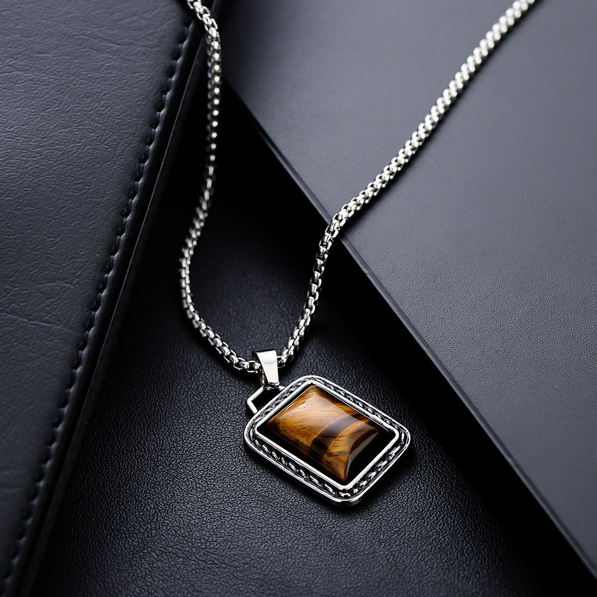 Collar de Ámbar y Acero de Titanio: Fuerza, Estilo y Distinción Masculina