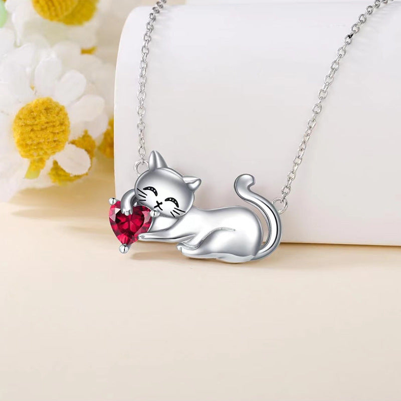 Collar gato en plata 925 con granate rojo, ternura y pasión en un diseño único