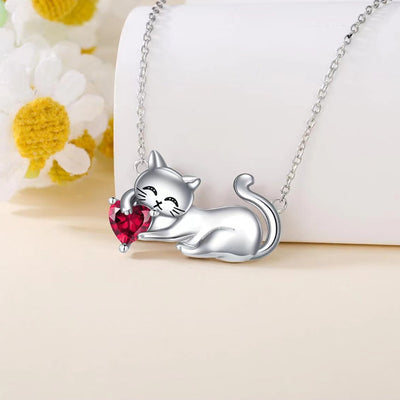 Collar gato en plata 925 con granate rojo, ternura y pasión en un diseño único