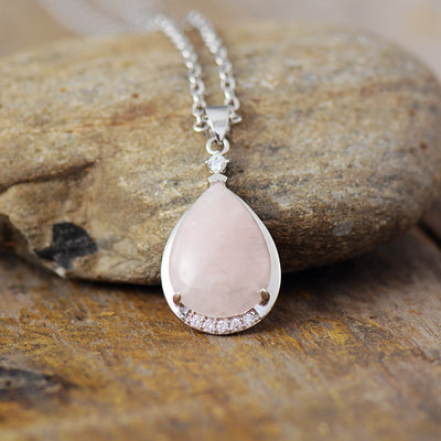 Collar Geométrico de Cuarzo Rosa: Belleza y Energía Ampliada