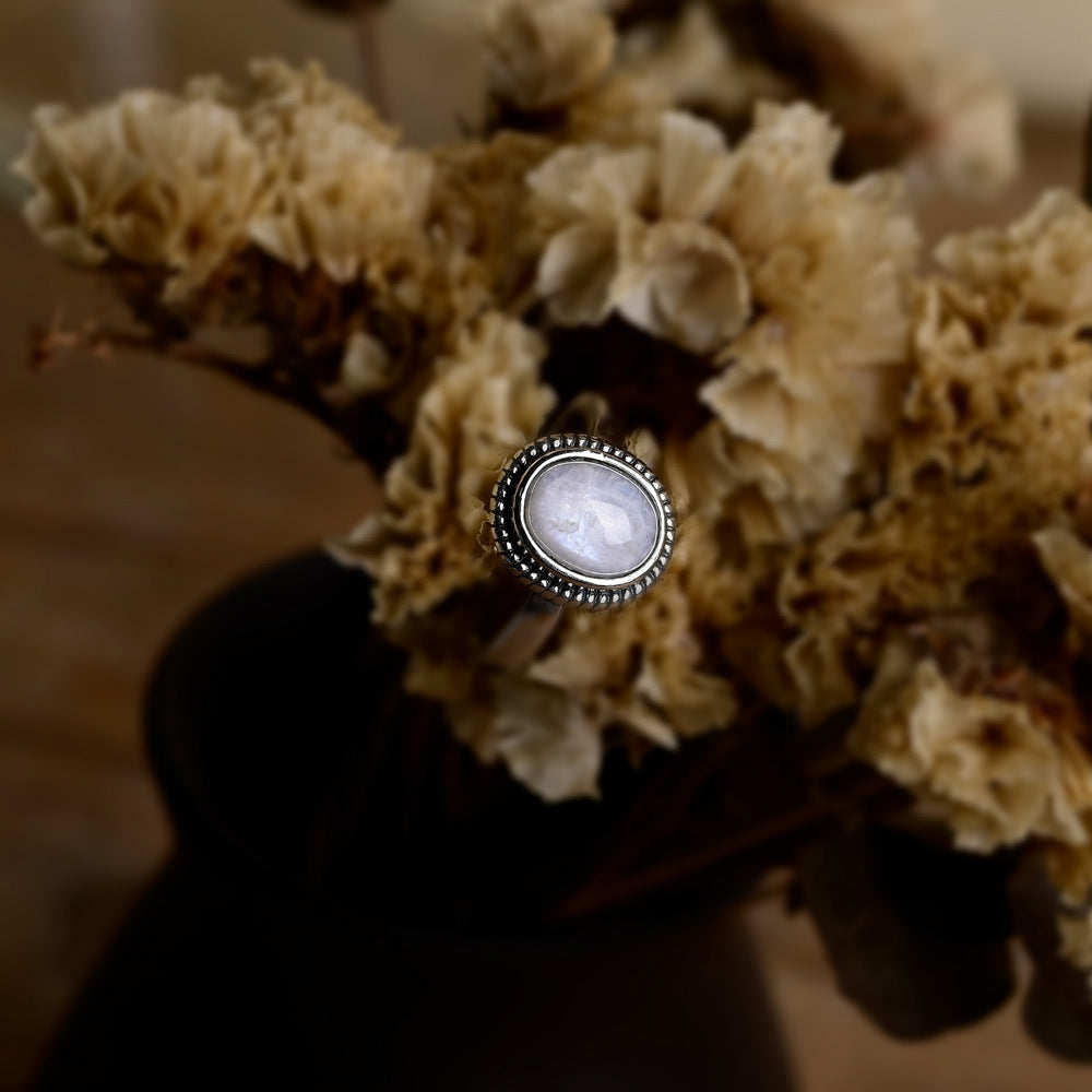 Anillo bohemio con piedra lunar ovalada, brillo intuitivo y alma libre