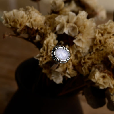 Anillo bohemio con piedra lunar ovalada, brillo intuitivo y alma libre