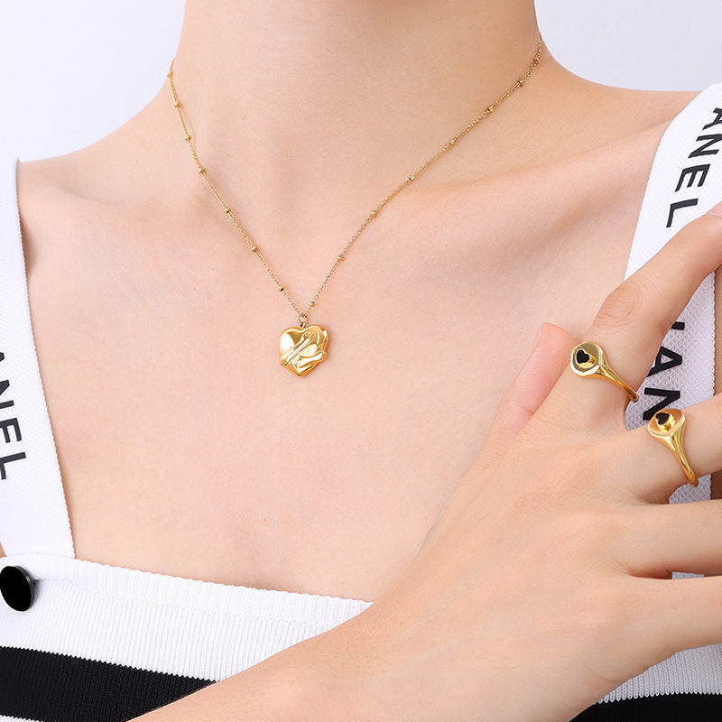 Collar de Titanio con Colgante Amor: Protección y Conexión Emocional