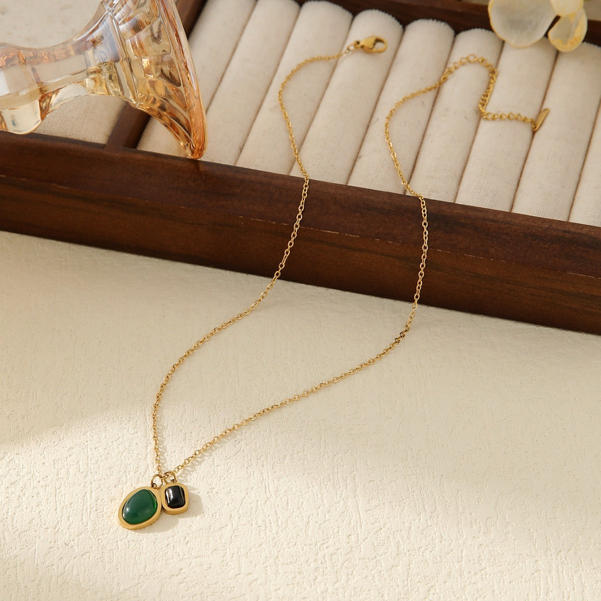 Collar de luz y armonía: Equilibrio espiritual en oro y minerales