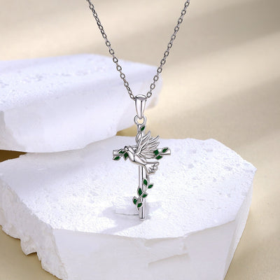 Collar cruz y paloma con aventurina verde en plata 925, símbolo de paz interior y energía sanadora