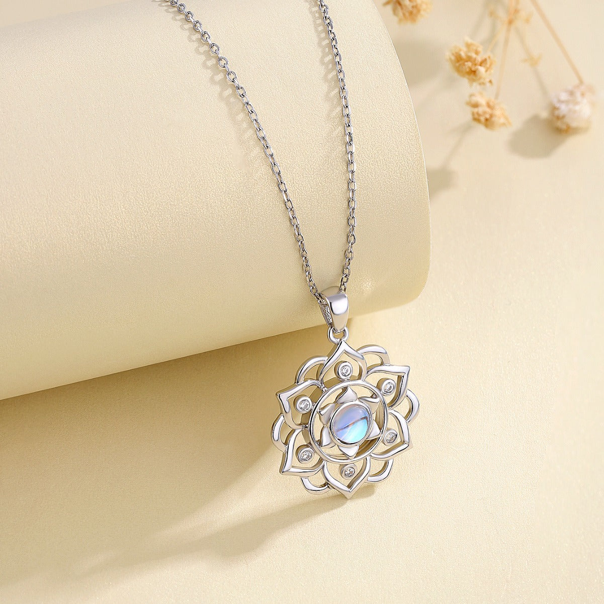 Collar loto en plata 925, diseño versátil y espiritual