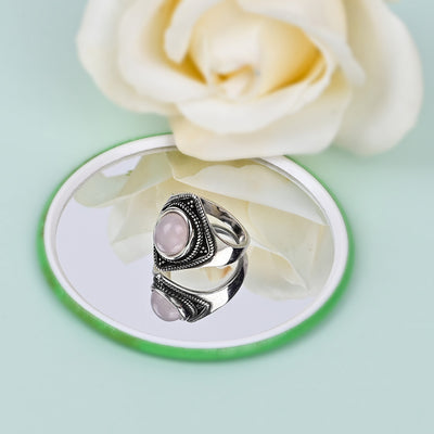 Anillo de cuarzo rosa natural con base de cobre, amor propio y calidez vibracional