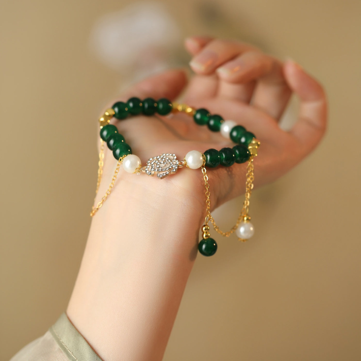 Pulsera de Cuarzo Verde con Motivo de Loto: Pureza y Renovación Espiritual