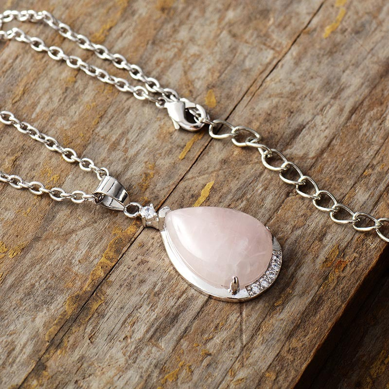 Collar Geométrico de Cuarzo Rosa: Belleza y Energía Ampliada