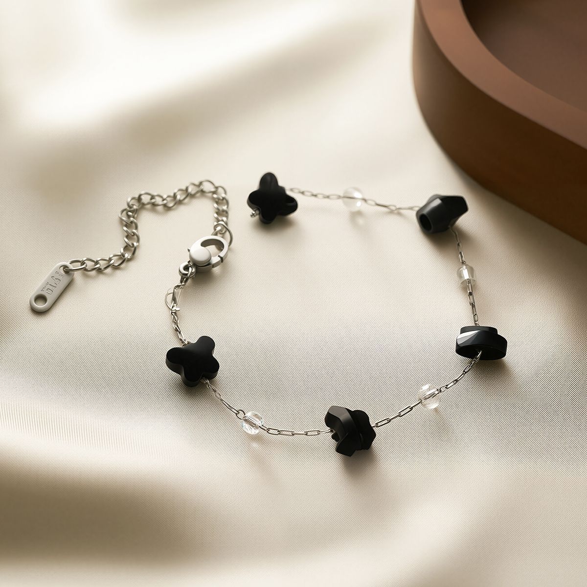 Renueva tu energía con la protección de la obsidiana y el lujo del titanio