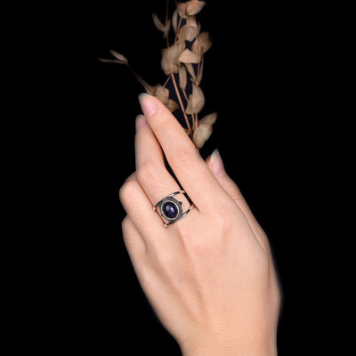 Anillo de arenisca azul ovalada chapado en cobre, concentración brillante y estilo cósmico