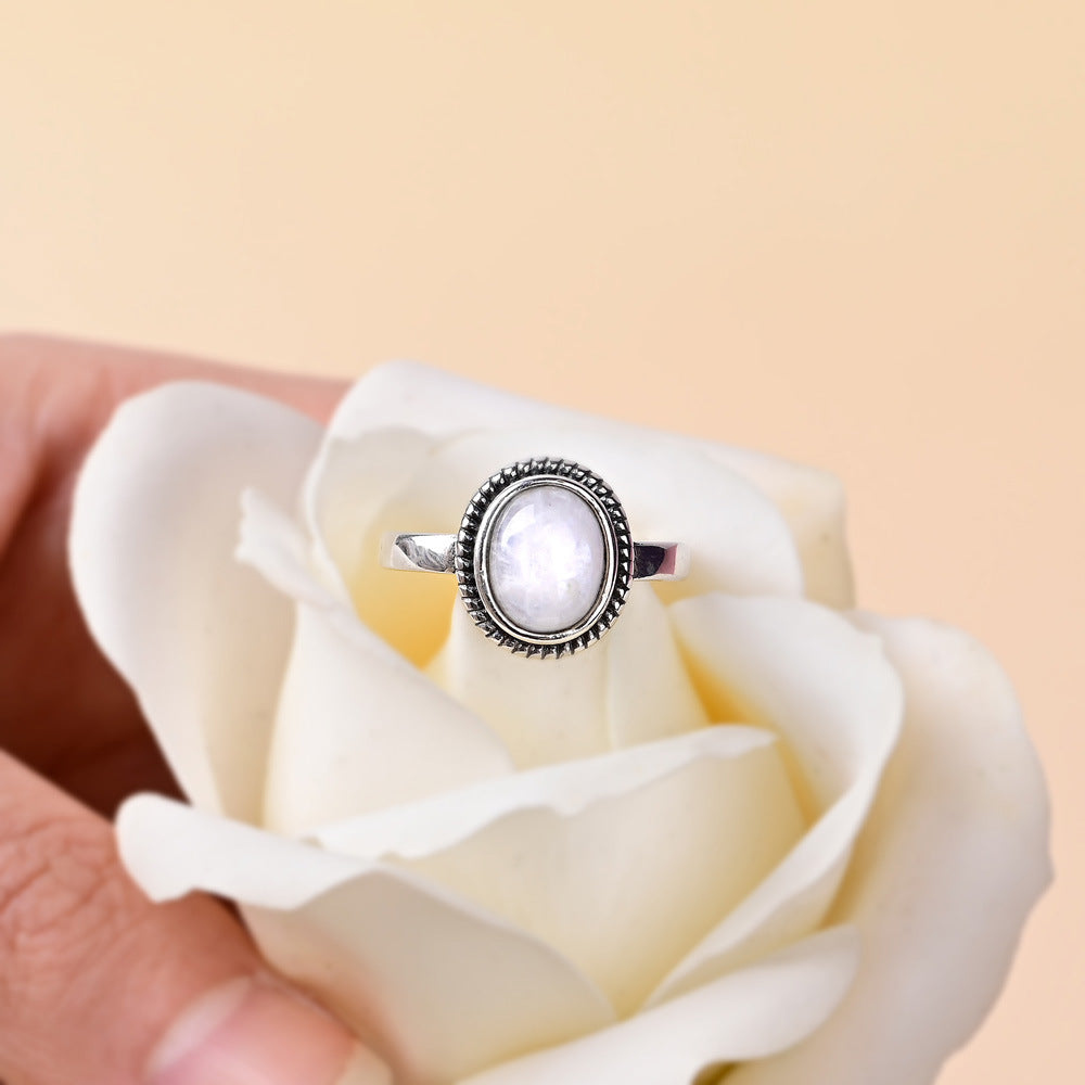 Anillo bohemio con piedra lunar ovalada, brillo intuitivo y alma libre