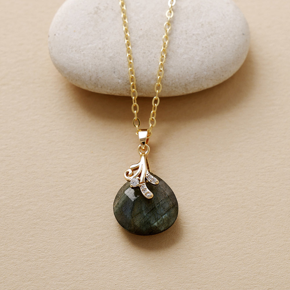 Brilla con Energía: Colgante de Labradorita en Forma de Gota