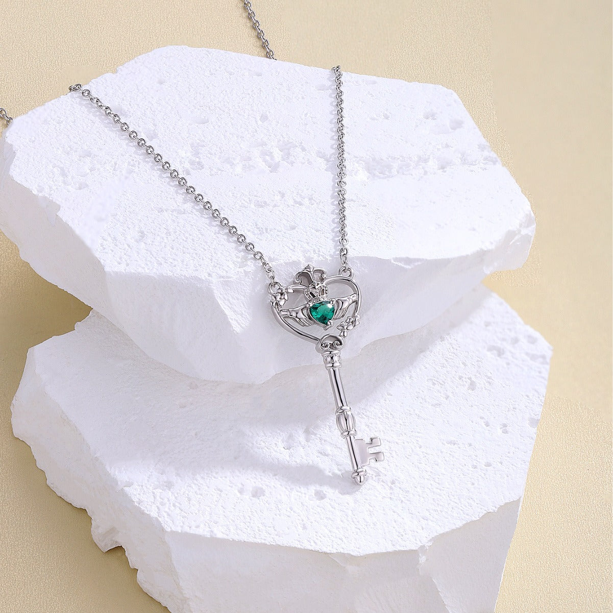 Collar trébol de cuatro hojas con llave del amor y jade verde, símbolo de suerte y conexión emocional