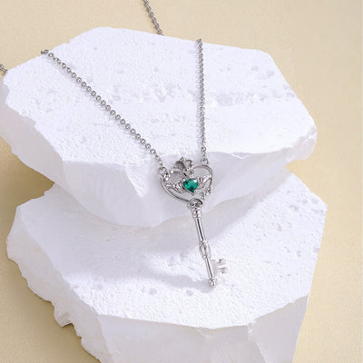 Collar trébol de cuatro hojas con llave del amor y jade verde, símbolo de suerte y conexión emocional