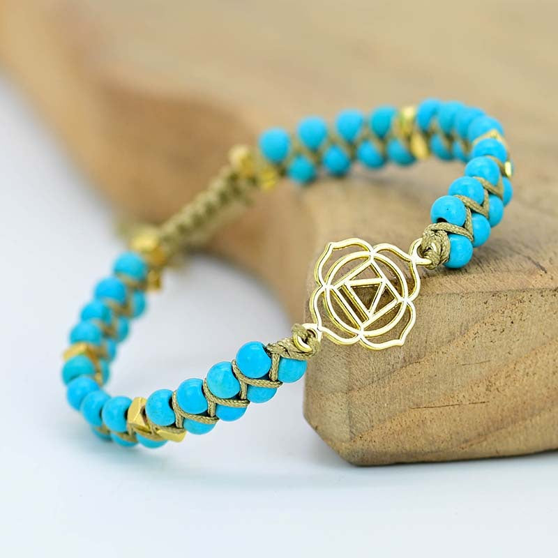 Pulsera Tejida a Mano de Turquesa Azul Natural y Símbolo Geométrico Dorado