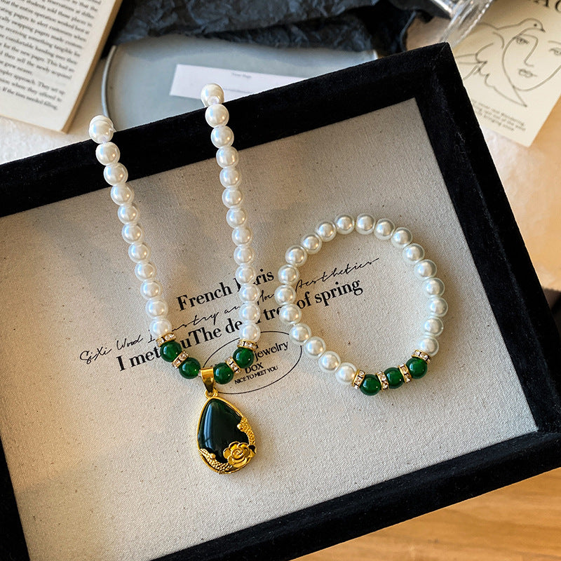Collar de Perlas y Pulsera con Cuarzo Verde: Elegancia y Energía Positiva