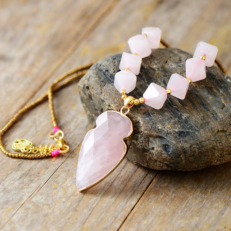 Armonía Emocional y Amor Propio: Collar Flecha de Cuarzo Rosa Natural