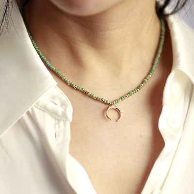 Equilibrio y Calma Interior: Collar Luna de Piedra Natural Chapada en Oro