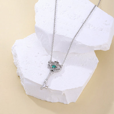 Collar trébol de cuatro hojas con llave del amor y jade verde, símbolo de suerte y conexión emocional